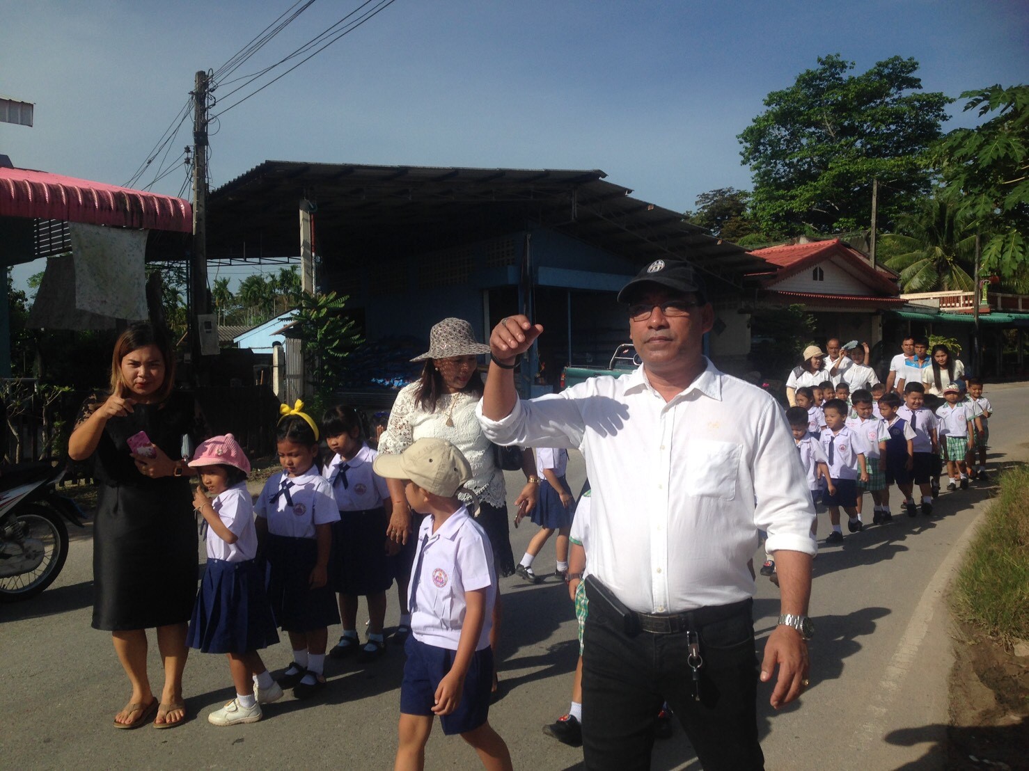 อบต.น้ำพุ นำโดยนายศักดา  ไทยเกิด  ,นายสมศักดิ์  ศุทธางกูร รองนายกองการบริหารส่วนตำบล คณะผู้บริหาร สอบต. พนักงานเจ้าหน้าที่ ร่วมกับ หน่วยงานองค์กร โรงเรียน ประชาชน ในตำบลน้ำพุร่วมกิจกรรมส่งเสริมประเพณีแห่เทียนพรรษาเนื่องในเทศกาลเข้าพรรษา ประจำปี ๒๕๖๐ ในวันที่  ๔ กรกฎาคม ๒๕๖๐  เวลา ๐๘.๒๐ น. ณ วัดวารีวงก์ (วัดน้ำพุ) อำเภอบ้านนาสาร จังหวัดสุราษฎร์ธานี